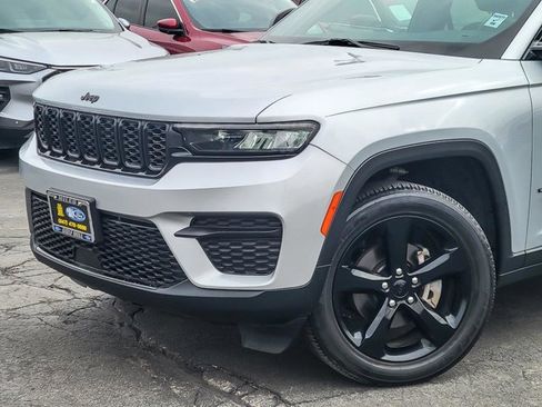 Used 2023 Jeep Grand Cherokee Altitude image 3