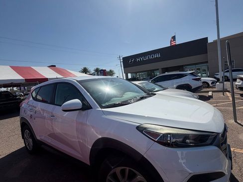 Used 2016 Hyundai Tucson SE image 1