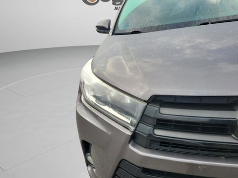 Used 2018 Toyota Highlander SE image 11
