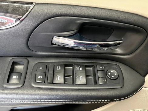 Used 2015 Chrysler Town & Country Touring-L w/ Driver Convenience Group image 34