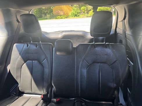 Used 2019 Chrysler Pacifica Touring-L w/ S Appearance Package FWD image 28