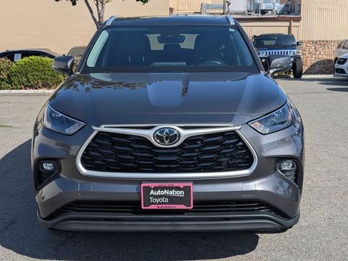 Used 2022 Toyota Highlander XLE AWD/4WD image 2