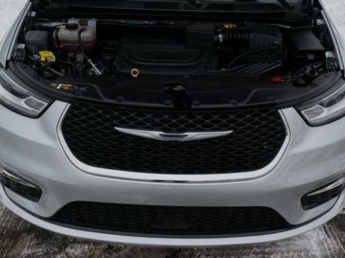 Used 2024 Chrysler Pacifica Touring-L image 70