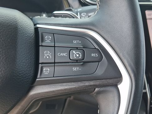 Certified 2022 Jeep Grand Cherokee L Limited AWD/4WD image 24