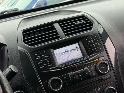 Used 2017 Ford Explorer XLT image 3