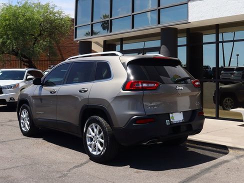 Used 2017 Jeep Cherokee Latitude w/ Comfort/Convenience Group image 9