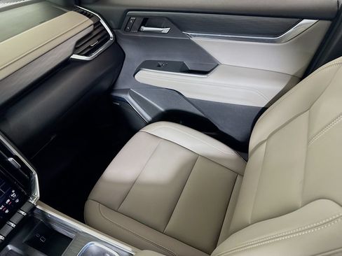 Used 2025 GMC Acadia Elevation w/ Elevation Premium Package FWD image 22