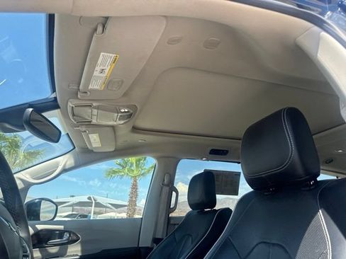 Certified 2024 Chrysler Pacifica Limited FWD image 20