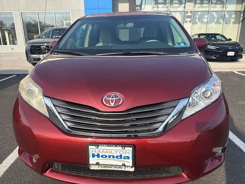Used 2012 Toyota Sienna XLE image 2