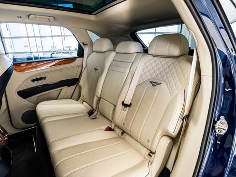 Used 2021 Bentley Bentayga image 59