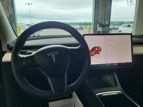 Used 2023 Tesla Model Y AWD image 5