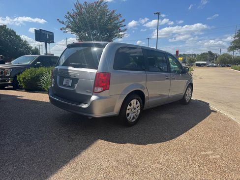 Used 2018 Dodge Grand Caravan SE w/ UConnect Hands-Free Group FWD image 8
