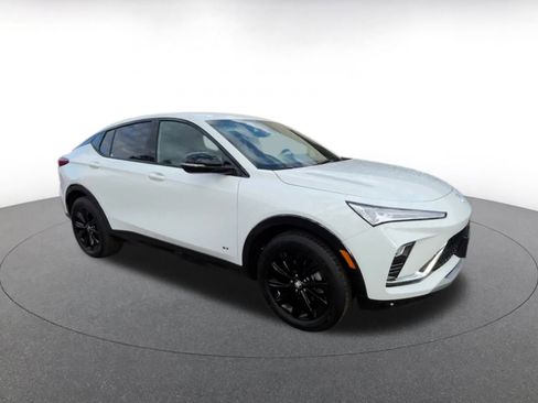 Used 2025 Buick Envista Sport Touring image 2