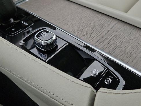 Certified 2023 Volvo XC90 B6 Plus image 24