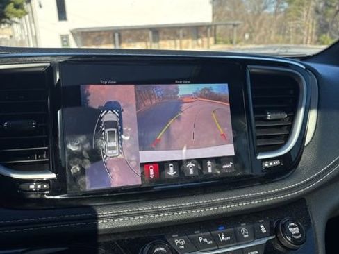 Used 2024 Chrysler Pacifica Limited w/ S Appearance Package image 17