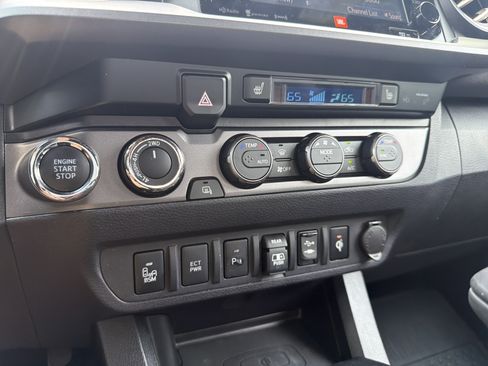 Used 2019 Toyota Tacoma TRD Off-Road AWD/4WD image 7