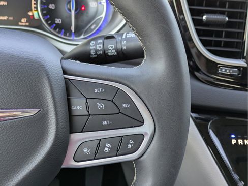 Used 2024 Chrysler Pacifica Touring-L image 17