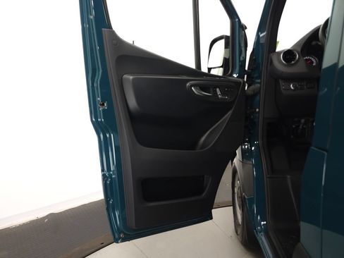 Used 2024 Mercedes-Benz Sprinter 2500 image 5