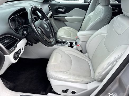Used 2019 Jeep Cherokee Limited FWD image 25