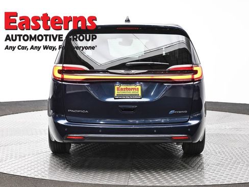 Used 2023 Chrysler Pacifica Touring-L FWD image 6