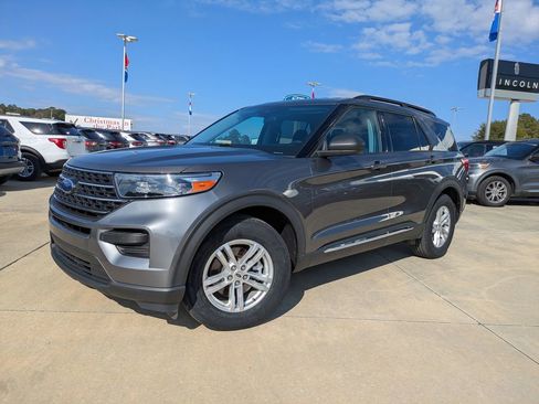 Used 2023 Ford Explorer XLT image 4