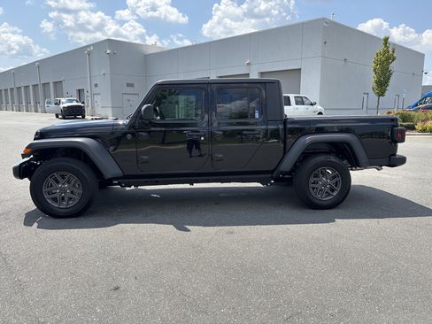 Used 2025 Jeep Gladiator Sport AWD/4WD image 6