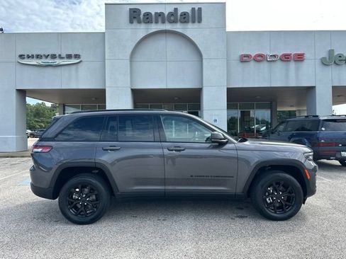 Used 2024 Jeep Grand Cherokee Altitude RWD image 8