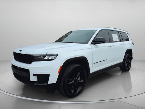 Used 2025 Jeep Grand Cherokee L Laredo image 11