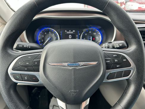 Used 2020 Chrysler Voyager Lxi image 12