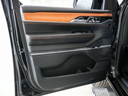 Used 2022 Jeep Grand Wagoneer Series III w/ Rear Seat Video Group 1 AWD/4WD image 41