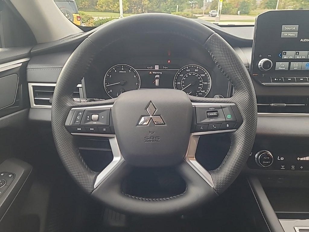 Used 2024 Mitsubishi Outlander SE AWD/4WD image 14