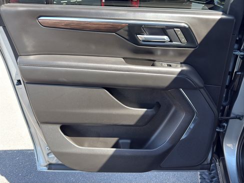 Used 2025 Chevrolet Suburban Z71 AWD/4WD image 17