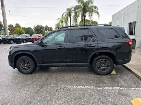 Used 2025 Honda Pilot TrailSport image 3