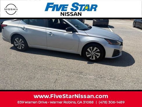 Used 2025 Nissan Altima 2.5 S FWD image 4
