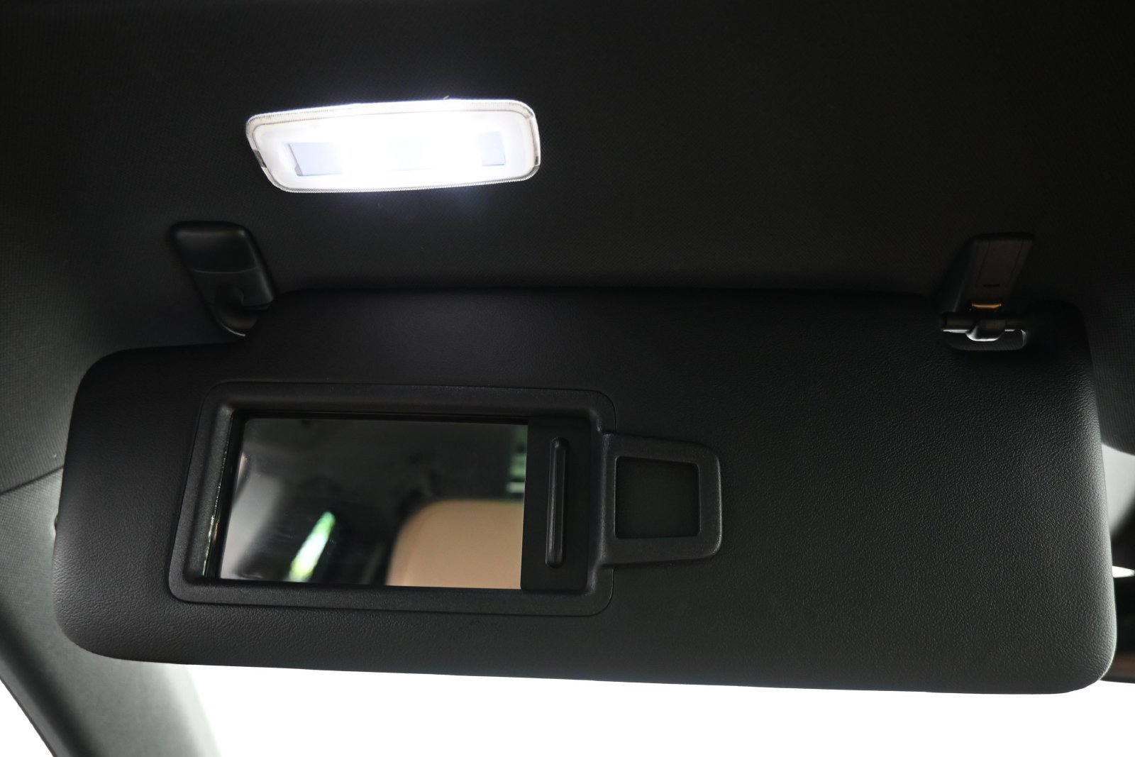 Certified 2025 Porsche Macan AWD/4WD image 25