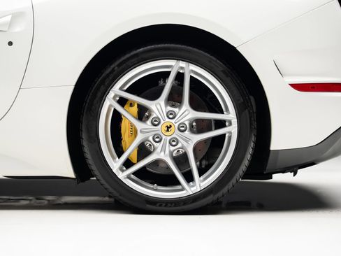 Used 2015 Ferrari California T RWD image 23