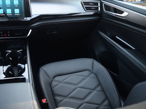 Used 2024 Volkswagen Atlas Cross Sport SE image 13