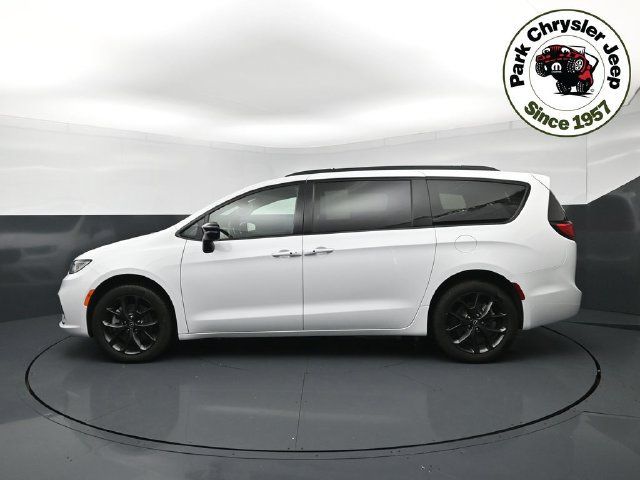 Used 2026 Chrysler Pacifica Limited w/ S Appearance Package AWD/4WD image 3