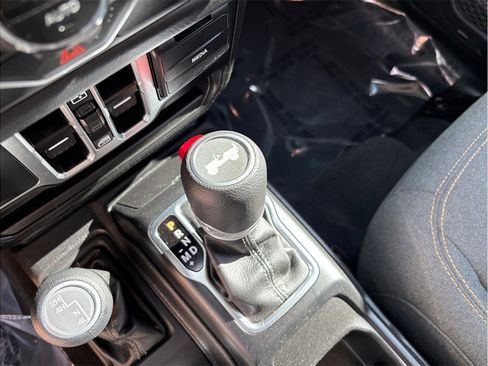 Used 2025 Jeep Wrangler Unlimited Sahara image 31