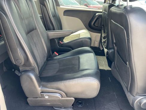 Used 2019 Dodge Grand Caravan SXT FWD image 12