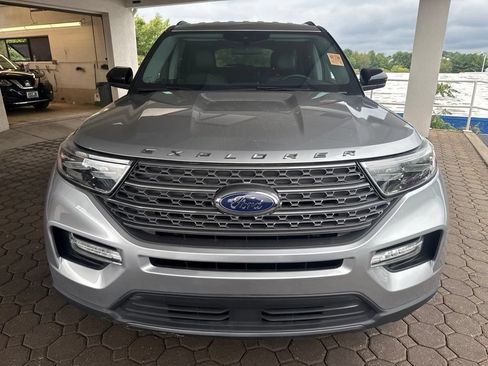 Used 2024 Ford Explorer XLT w/ Equipment Group 202A AWD/4WD image 2