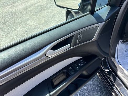 Used 2019 Ford Fusion SE w/ Equipment Group 151A FWD image 10
