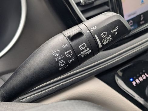 Used 2024 Chrysler Pacifica Select image 27