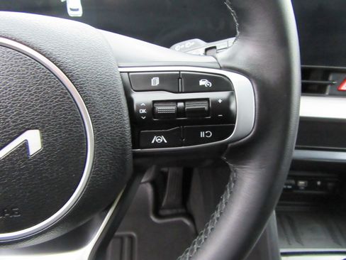 Used 2025 Kia Sportage EX image 28