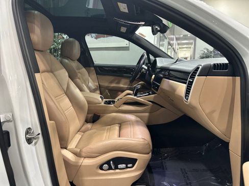 Used 2019 Porsche Cayenne AWD/4WD image 48