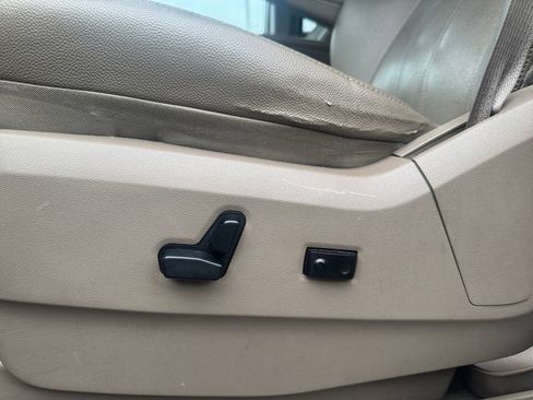 Used 2016 Chrysler Town & Country Touring FWD image 13