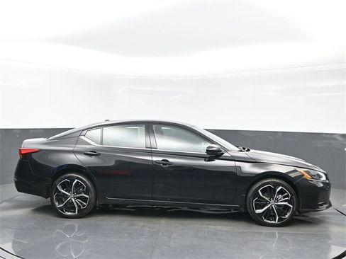 Certified 2024 Nissan Altima 2.5 SR image 7