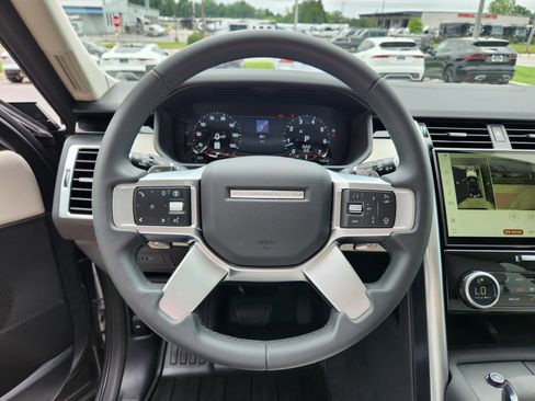 Certified 2024 Land Rover Discovery S image 18