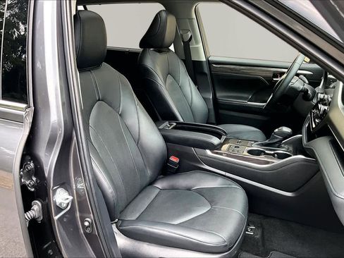 Certified 2025 Toyota Highlander Limited FWD image 9