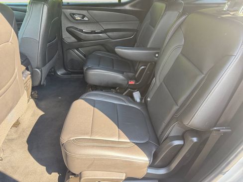 Used 2022 Chevrolet Traverse LT w/ LT Premium Package FWD image 13